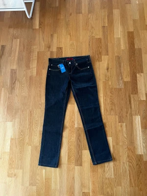 Helt nya super snygga Levi’s jeans  - Köpte dessa as snygga Levis jeans på Sellpy i nyskick. Men tyvärr var de för stora i midjan för mig. De är i storlek 30 och jag har normalt vis 34 i t.e.x zara jeans❤️❤️ De är ganska raka i modellen och långa ( ner till marken för mig som är 162 ).❤️❤️