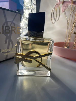 Ysl parfym libre  - Säljer denna Ysl parfym som endast är testad. 30 ml. Ordpris 800.