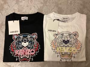 Två jättesnygga Kenzo t-shirts med etiketterna kvar. Storlek M på båda t-shirts. Kika gärna på mina övriga auktioner. Skickar spårbart. Samfraktar för lägsta möjliga fraktkostnad.