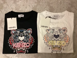 Två helt nya Kenzo t-shirts - Två jättesnygga Kenzo t-shirts med etiketterna kvar. Storlek M på båda t-shirts. Kika gärna på mina övriga auktioner. Skickar spårbart. Samfraktar för lägsta möjliga fraktkostnad.