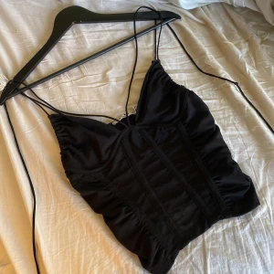 TOPP MED KNYTNING✨ - Säljer denna skitsnygga topp med knytning från Nakd som är helt slutsåld💞