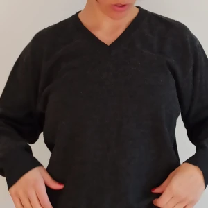 Tunn stickad tröja  - En tunn och superskön stickad tröja som är helt perfekt på sommaren! 