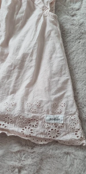 Underbar klänning med spets - Newbie ( Puderrosa) ny men upptvättad. Storlek 86
