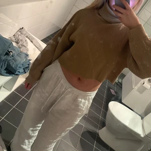 Stickad tröja - Säljer min stickade tröja från HM då den inte kommer till användning/inte min stil längre. Den är 10/10 skick, storlek M men passar även S💗 Säljer även fler kläder på min profil ❤️