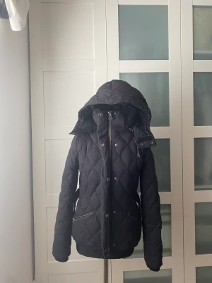 Boomerang Jacka - Storlek: S Originalpris: 5000kr Färg: Svart Använd fåtal gånger