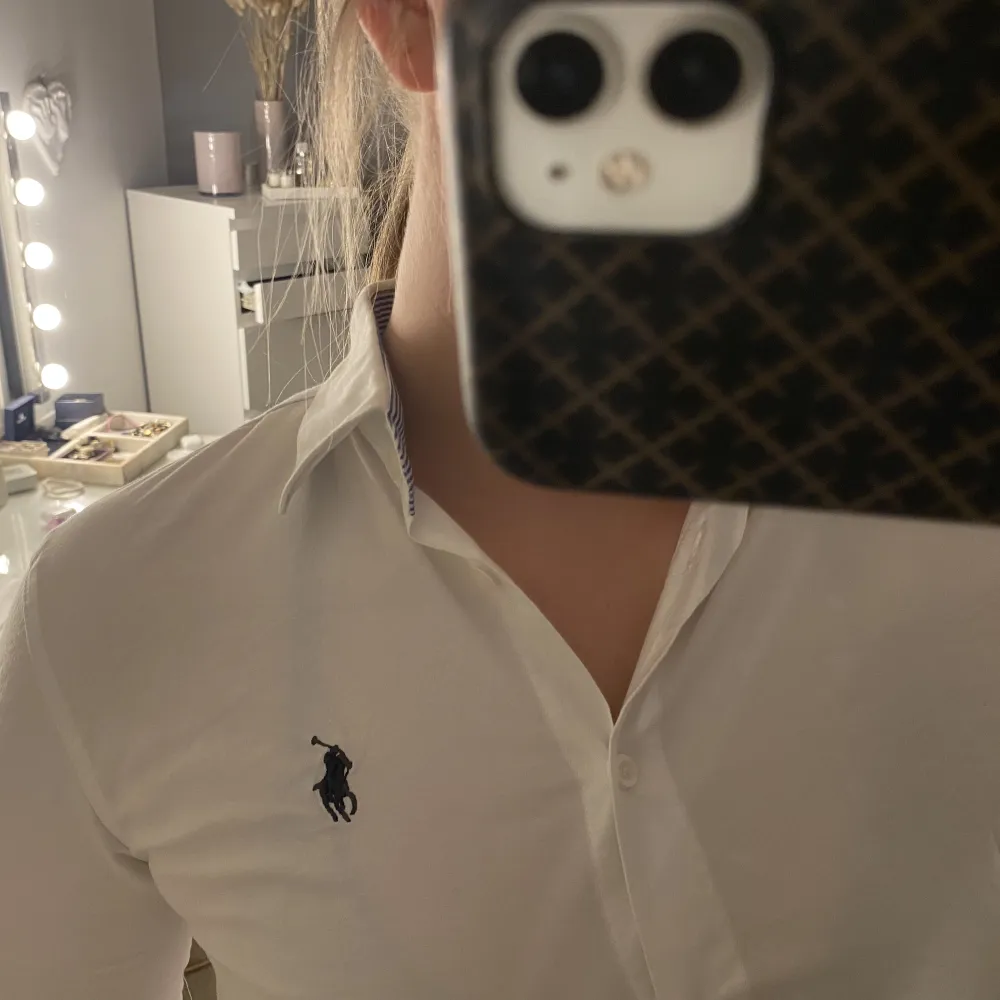 Fin vit skjorta från Ralph Lauren, använd en gång💙 Rekommenderar inte att använda sporttopp under😅. Skjortor.
