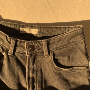 High waist wide leg jeans - Svarta straight leg jeans, använd en gång