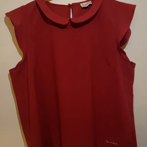 Röd blus - Röd blus, fint skick, knappt använd