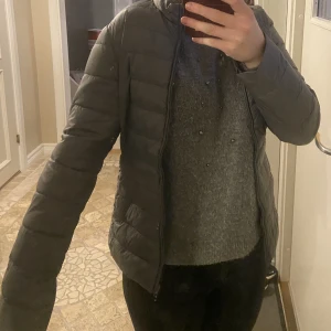 Jacka  - Säljer min grå jacka då den tyvärr inte kommer till användning. Kolla bild två för att se hur det ser ut på ärmen, det är inte så tydligt i verkligheten. Säljer för 300kr 