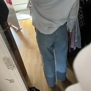 Långa h&m jeans  - Blåa jeans från H&M. Dem är långa i benen samt att dem är högmidjade.  Nästan helt oanvända, säljer dem då dem är förstora för mig. Bilderna är tagna i två olika ljus därav att dem ser ut att vara i olika färger 💗 