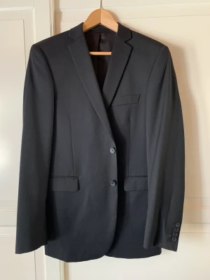 Kostym - Kostym & kavaj, stl. 46 (S), Herr Svart Herrkostym från Dressman, använd endast vid ett fåtal tillfällen  Strl 46L i kavaj och 31-32 i byxor