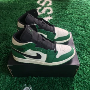 Air jordan 1 mid pine green - Size US 11,5 = EU 45,5. Condition 8,5/10. All original except white laces. Please send a message before buying.