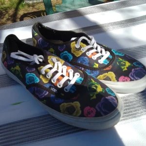Vans sneakers blommiga  - Som nya! 