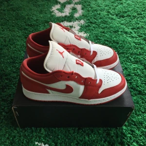 Air jordan 1 low gym red (GS) - Size US 7Y = EU 40. Condition 8,5/10. All original. Please send a message before buying.
