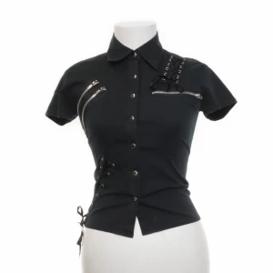 Skjorta från deadthreads - Topp med korsett detaljer från dead threads, påminner om tradgoth (fast kanske ännu mer mallgoth) stilen! PRISFÖRSLAG GÅR BRA❗