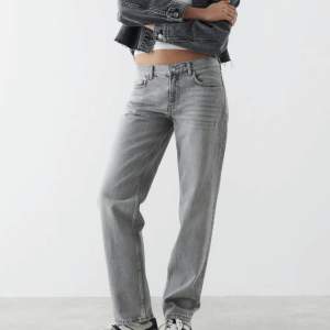 Säljer mina gråa lågmidjade raka jeans från Gina. Mycket bra skick och endast använda fåtal gånger!! Storlek 34💓