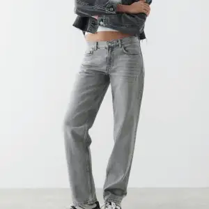 Säljer mina gråa lågmidjade raka jeans från Gina. Mycket bra skick och endast använda fåtal gånger!! Storlek 34💓