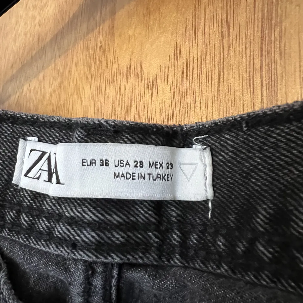 Jeans från Zara, anvönde den knappt.  Pris : 199:-  Stl : 28/29. Jeans & Byxor.