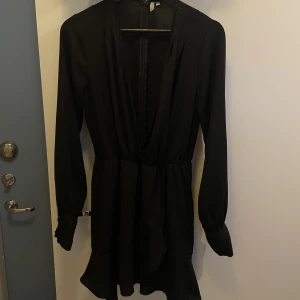 Volangklänning Nelly  - Klänning från Nelly med volang.