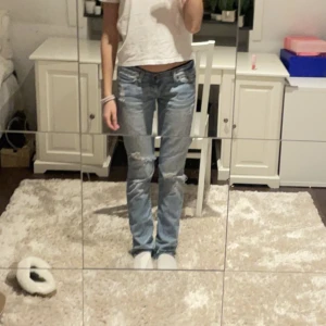 Lågmidjade jeans  - Intressekoll på dessa super fina jeans som är köpta secondhand men har märket Ambercrome. Skulle uppskatta att midjan är 24-26❤️sömmen längst ned är uppsprättad😍köparen står för frakt 🚚 