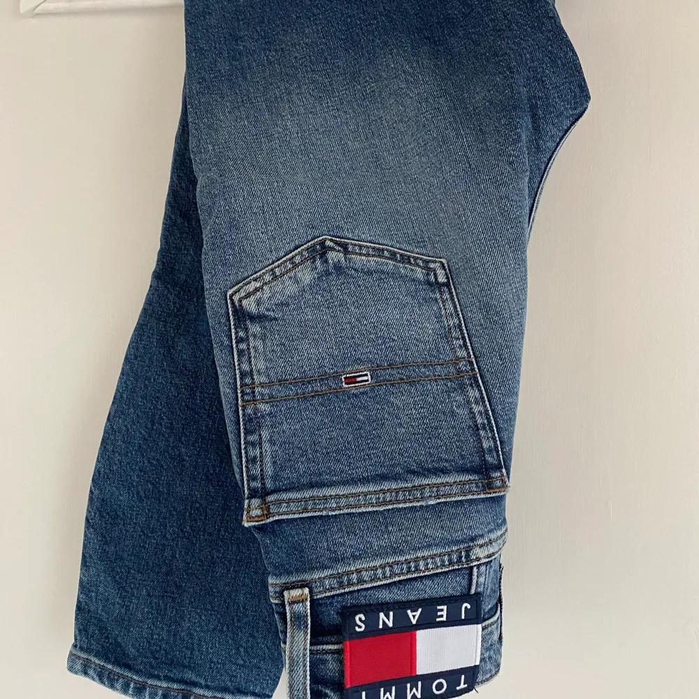 ”Mom-jeans” från Tommy jeans. Använda en gång så i absolut nyskick. Stl 25 (xs) längd 30. Jeans & Byxor.