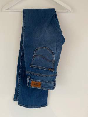 Snygga bootcut-jeans från lee, något lägre i midjan. Sparsamt använda, väldigt mjuka i tyget. Stl 27 längd 33 150kr