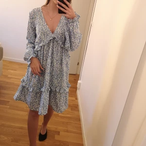 Ny Klänning  - Helt ny klänning med prislappar kvar, super fin men tyvärr lite stor för mig. 