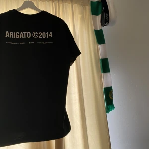AXEL ARIGATO T - SHIRT - Köpt på NK Göteborg - 1200:- Mitt pris 699:- Skick 10/10 Tveka inte att skriva i dm om du har några funderingar!