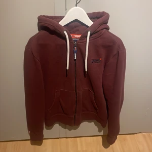 Zip hoodie - Zip hoodie från Superdry i bra skick. Storlek medium men sitter som en small. Nypris 800, mitt pris 150💵