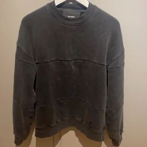 Axel Arigato  - Axel Arigato sweatshirt i nyskick. Det är typ en urtvättad svart färg så färgen ska va så. Storlek XS passar också S. Nypris 2000 mitt pris 600💵 billigare vid snabb affär🤝