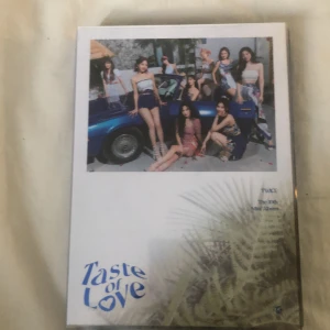 TWICE taste of love kpop album - Den har gått sönder på kanterna, se på bilden!! Kommer med cd, postcard, circle card & photobook