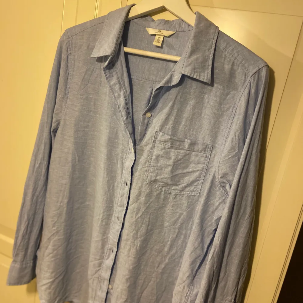Ljusblå skjorta i linnemix från HM.. Skjortor.