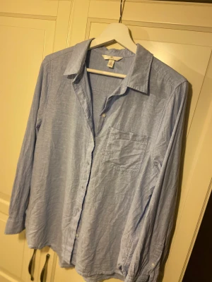 Linnemix skjorta - Ljusblå skjorta i linnemix från HM.