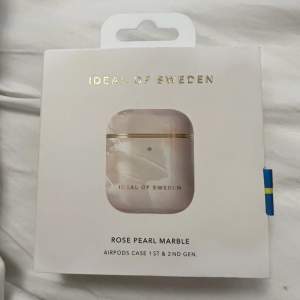 Frakt ingår i priset!!!   Fick dessa i present av en kompis men de var tyvärr fel modell för mina AirPods. De är inte ens tagna ur förpackningen, så i helt nytt skick. Ordinariepris 299kr. Först till kvarn. 