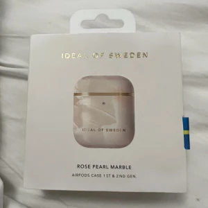 Airpods fodral pink marble - Frakt ingår i priset!!!   Fick dessa i present av en kompis men de var tyvärr fel modell för mina AirPods. De är inte ens tagna ur förpackningen, så i helt nytt skick. Ordinariepris 299kr. Först till kvarn. 