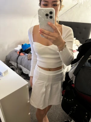 Kjol - En vit lite längre kjol. Aldrig använd därav bra skick 