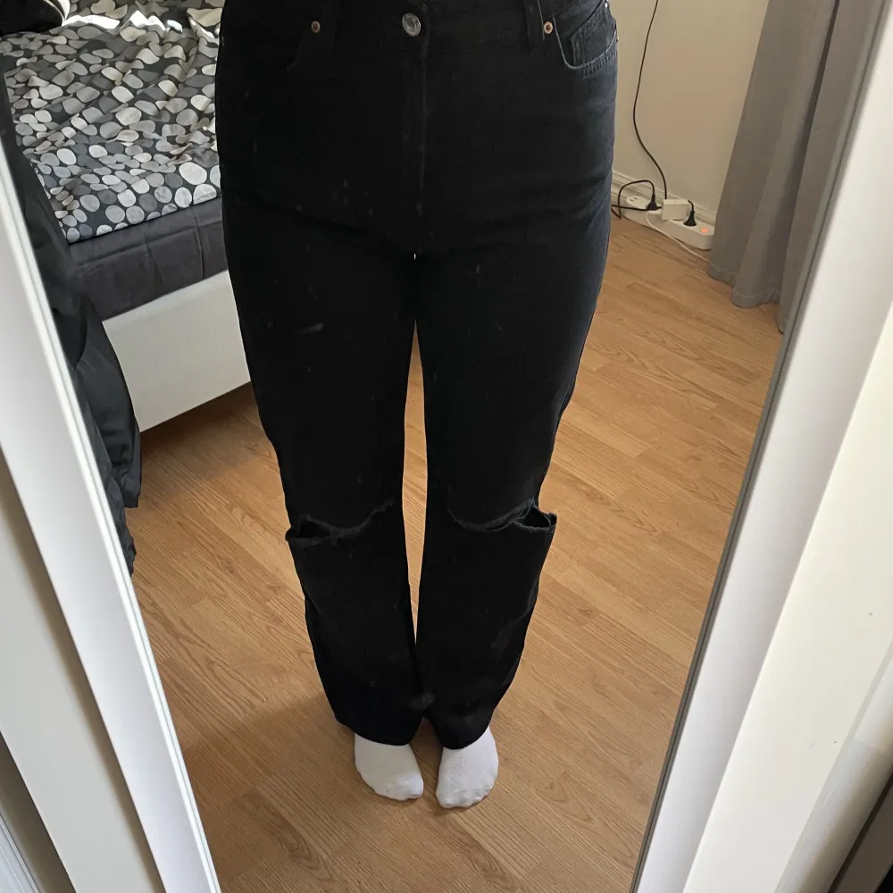 Svarta jeans med hål i knäna från bershka, stretchiga och sitter perfekt, säljer då de tyvärr är för precis i längden för min smak, jag är 172 cm. Använda 1 gång och extremt bra skick. Köpta för ca 1,5 år sedan från asos.. Jeans & Byxor.