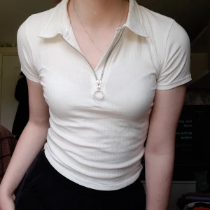 Vit topp - Vit topp med dragkedja. Aldrig använd så den är i nyskick.  Skriv för mer info🤍🌷