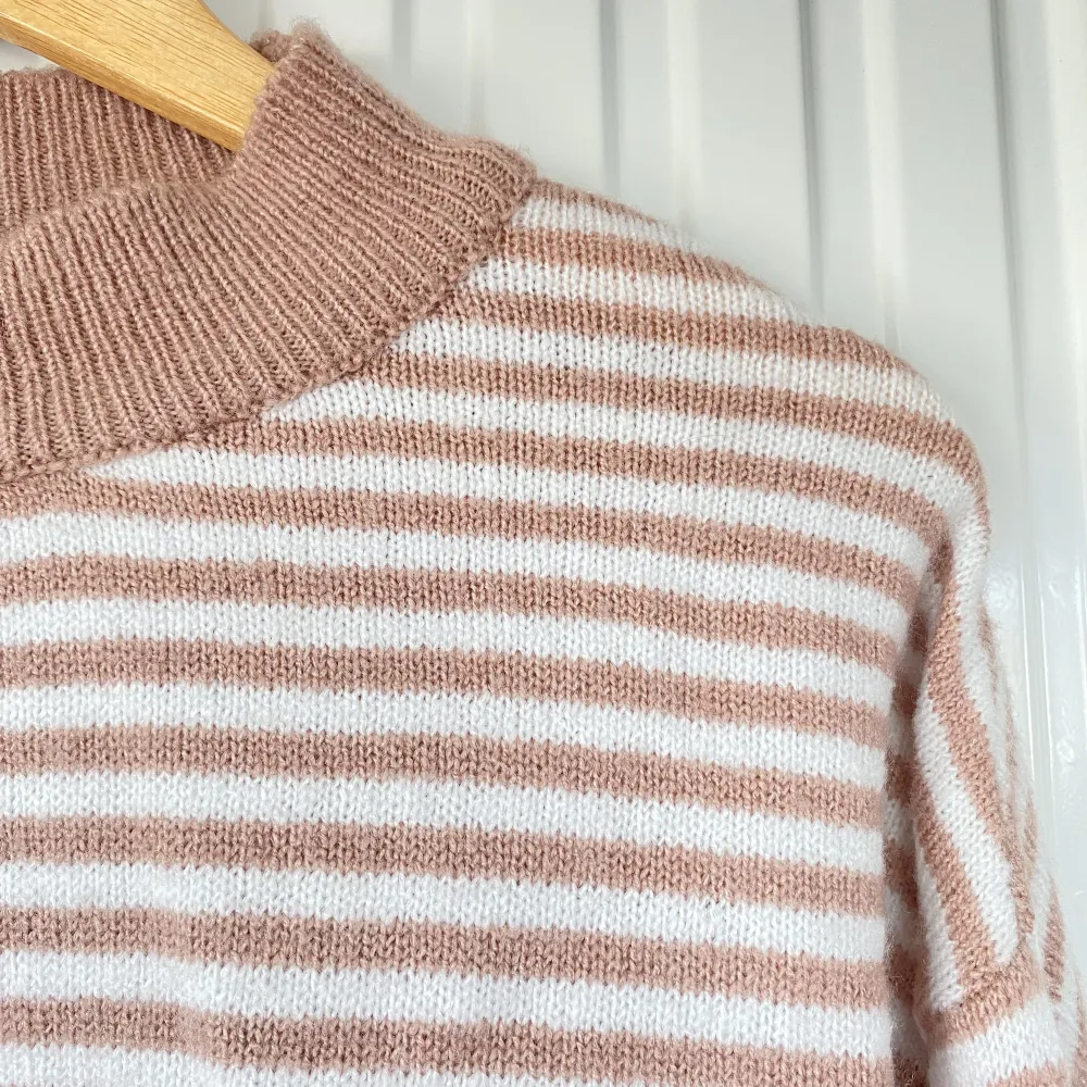 Randig stickad tröja från NA-KD i bra skick. Mid neckline, rosa och vit randig. I storlek Xss men den är oversized så funkar upp till storlek M. Stickat.