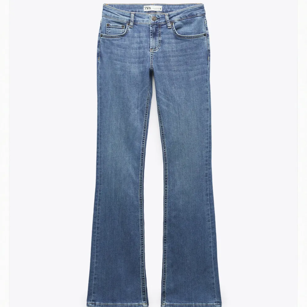 Säljer dessa Lågmidjade bootcut jeans från zara då dom tyvärr inte kommer till användning! Använda ca 3 gånger och i nyskick! Hör av dig vid frågor💘💘💘. Jeans & Byxor.