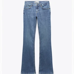 Lågmidjade jeans - Säljer dessa Lågmidjade bootcut jeans från zara då dom tyvärr inte kommer till användning! Använda ca 3 gånger och i nyskick! Hör av dig vid frågor💘💘💘