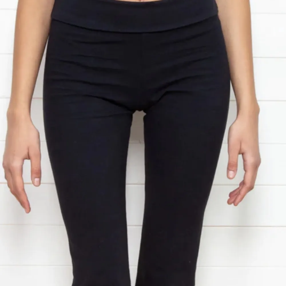 Ett par yoga pants från Brandy Melville, jättesköna utsvängda one size men väldigt stretchiga och passar många stl. Jeans & Byxor.