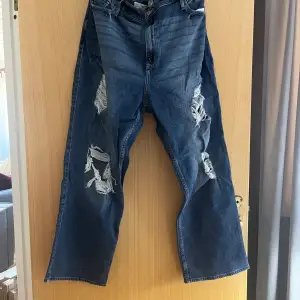 Ett par jätte fina högmidjade jeans från Hollister som är i jätte bra sick och den är normal i passformen  Storlek:19R W:34 L:31 Köparen står för frakten 