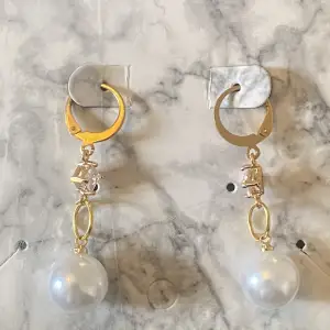Supersöt egengjorda örhängen med en vit pärla och en diamant ❤️❤️79kr