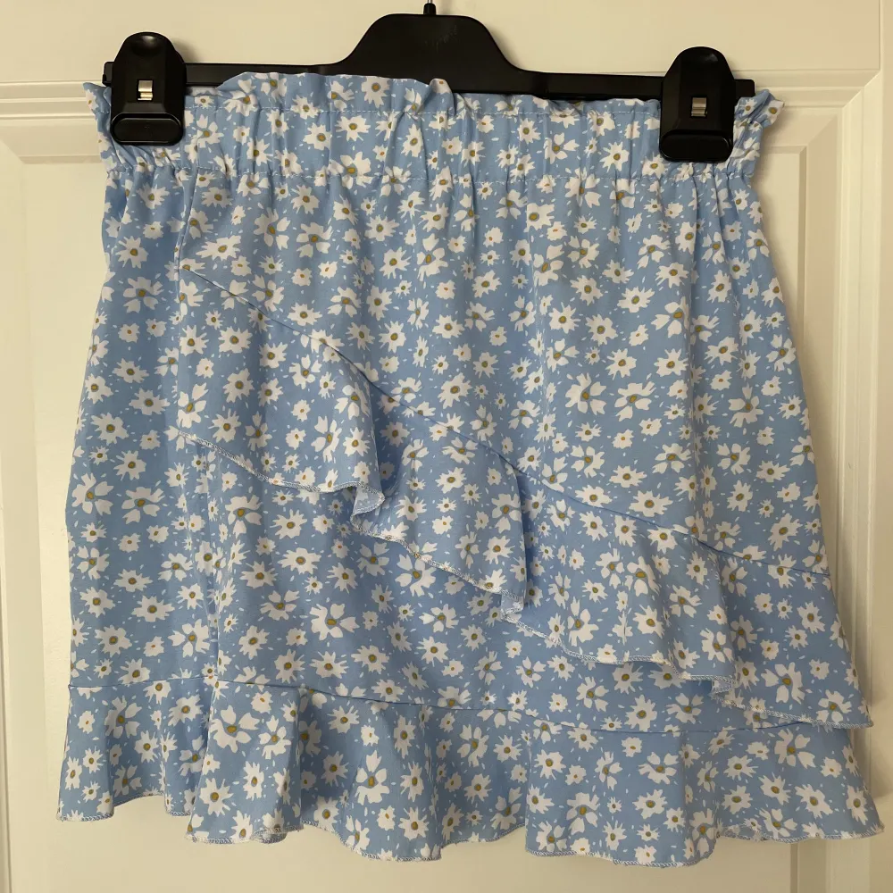 Somrig fin ljusblå kjol från shein, använd fåtal gånger men ingen skada skedd. Kjolar.