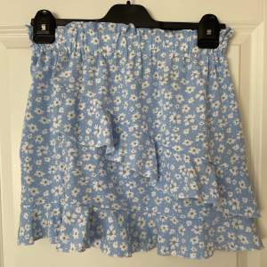 Somrig fin ljusblå kjol från shein, använd fåtal gånger men ingen skada skedd