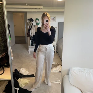 Byxor H&M - Säljer dessa byxor från H&M, precis som linnebyxor i lite rosa färg och silkesmaterial. Perfekta till sommaren🤍 Stl XS, säljer för 90kr exkl frakt! 