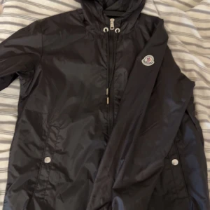 Moncler - Fick i present alla tillbehör finns samt qr koden på armen som indikerar att denna är äkta i sig. Storlek: S  Mvh Mike