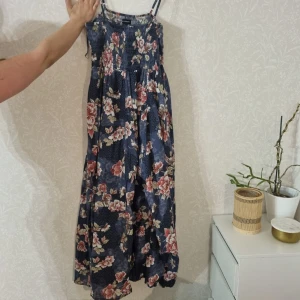 Långklänning 44/ 46 - Funkar till sommar, vår, höst. Har innerkjol o är täckande. 