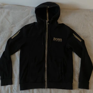 Hugo Boss Saggy  - Skick 8/10, köptes från zalando. Retail:1600 pris går att diskutera. Storlek M passar en S.